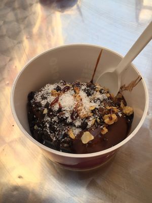 Frozen Yoghurt (Chocolate + Charcoal Chocolate) at Myiced Baixa in Lisbon