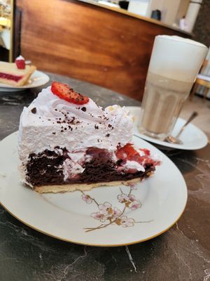 Vegane Torte mit Hafer-Latte at Cafe Sahneweiss in Bonn