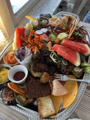 Veganes Schlemmerfrühstück (herzhafte Platte)  at Cafe Sahneweiss in Bonn