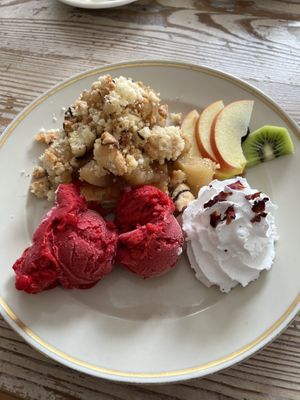 Veganer Apple Crumble   at Cafe Sahneweiss in Bonn