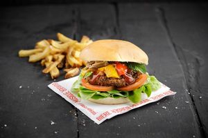 Veggiedream : galette de lentilles vertes bio de chez nos amis de Hari&Co, aubergines grillées, poivrons grillés marinés, menthe fraîche, tomates, salade et sauce hot bloody ma at Ninkasi - Guillotiere  in Lyon