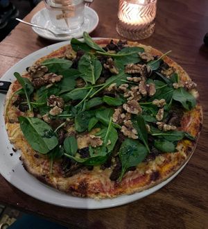 mushroom spinach pizzaa  at Golden Temple in Amsterdam