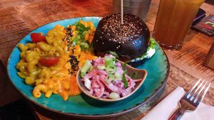 burger and mac‘n‘cheese at Bidges & Sons Reeperbahn in Hamburg