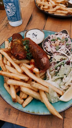 Incredible Bratwurst mit Cole Slaw at Bidges & Sons Reeperbahn in Hamburg