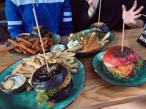 Burger und ‚Vish and Chips' at Bidges & Sons Reeperbahn in Hamburg