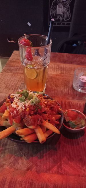 Mexican loaded fries and strawberry lemonade at Bidges & Sons Reeperbahn in Hamburg