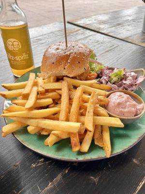 Burger mit Fritten und Cole Slaw  at Bidges & Sons Reeperbahn in Hamburg