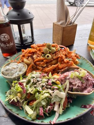 Gyrosteller mit Fritten, Gurkensalat und Cold Slaw  at Bidges & Sons Reeperbahn in Hamburg