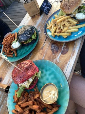 Unten: Chili Gonzales, links: Guacamole-Champignons, oben: Classic  at Bidges & Sons Reeperbahn in Hamburg