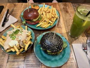 “Bacon” Burger, “Chili Gonzales” with fries, fries with peanut and aioli sauce and basil lemonade  at Bidges & Sons Reeperbahn in Hamburg