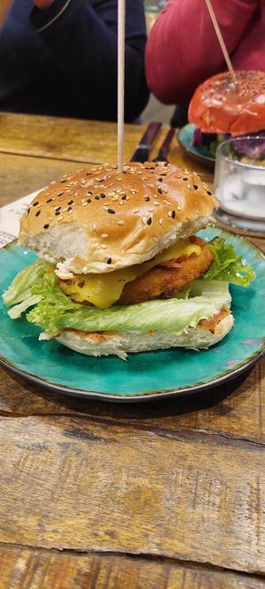 Das war der Hawaii Burger mit veganem Chicken, Bacon und Ananas. Alles schmeckt echt nach Fleisch at Bidges & Sons Reeperbahn in Hamburg