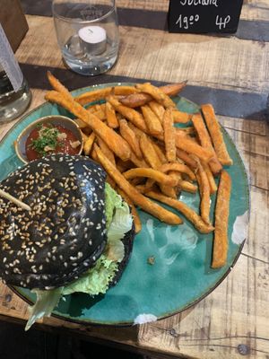 Guacamole mushroom burger with sweet potato fries  at Bidges & Sons Reeperbahn in Hamburg