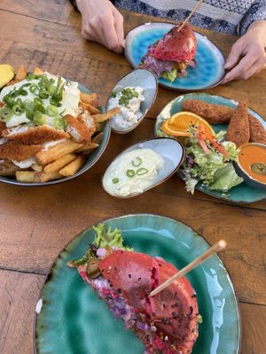 Loaded Fish, Chili Cheeseburger und Nuggets  at Bidges & Sons Reeperbahn in Hamburg