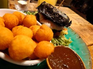 Preiselbeeren Mozzarella Burger mit Kroketten und Bratensauce at Bidges & Sons Reeperbahn in Hamburg