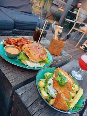 Classic burger & vish & chips + cocktails at Bidges & Sons Reeperbahn in Hamburg