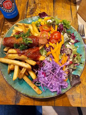 Currywurstteller, kleine Wurst, wenig Pommes, (zu) viel Salat? at Bidges & Sons Reeperbahn in Hamburg