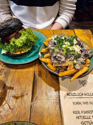 Mozzarella Burger  mit (zu) viel Salat, Barbarian Bavarian loaded fries at Bidges & Sons Reeperbahn in Hamburg