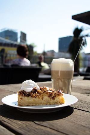 Apple pie at the roof terrace at Bidges & Sons Reeperbahn in Hamburg