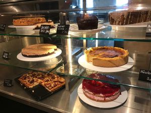 Kuchentheke at Bidges & Sons Reeperbahn in Hamburg