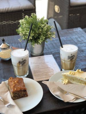 Best oat milk iced latte EVER at Bidges & Sons Reeperbahn in Hamburg