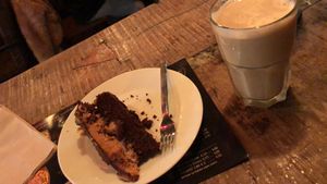 Snickerstorte mit Chailatte at Bidges & Sons Reeperbahn in Hamburg