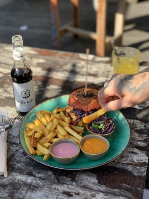 Moving Mountain Burger 🙌🏼 at Bidges & Sons Reeperbahn in Hamburg