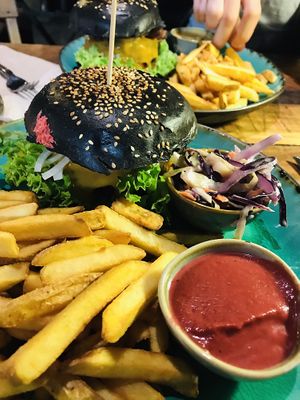 Burger und Pommes 😍 at Bidges & Sons Reeperbahn in Hamburg