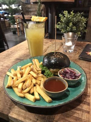 Beyond Burger menu with fries and homemade orange-ginger-rosemary lemonade at Bidges & Sons Reeperbahn in Hamburg