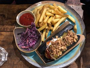 Classic hot dog at Bidges & Sons Reeperbahn in Hamburg