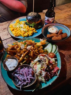 Gyrosteller und Bacon Cheese Burger mit Mac‘n Cheese at Bidges & Sons Reeperbahn in Hamburg