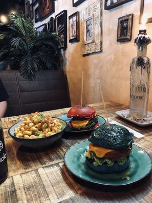 Chili Gornzales, ocean Burger und mac‘n‘cheese 😍 at Bidges & Sons Reeperbahn in Hamburg