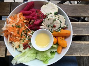 Plate of the day with pasta, vegetables and vegan cashew cheese at Le Labo in Lyon