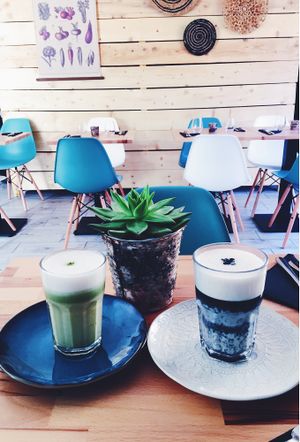 Matcha and charcoal latte at Oh My Greens in Montpellier