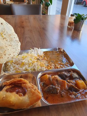 Reis, gemischte linsen, Auberginen, Kartoffeln, Samosa, papadam= 10€ at Maharaja Imbiss in Tubingen