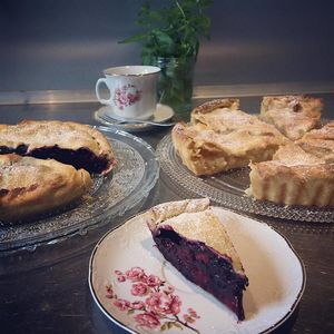 vegan apple pie and vegan "fruits rouges" pie  at La Palette Vintage in Charroux