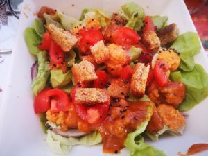 Salade avec cheddar et émincés véganes at La Palette Vintage in Charroux