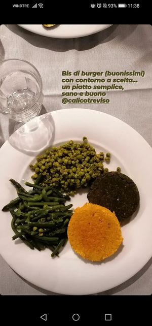 vegan burgers with green beans and green peas at Calico Ristorante Pizzeria in Treviso