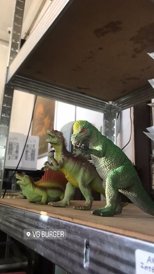 lindos dinos en la recepción   at Vg Burger in Santiago