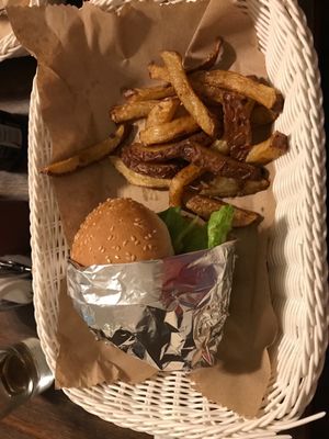 Exquisita la hamburguesa vegana de faláfel. Y las papas rústicas estaban muy bien preparadas at Vg Burger in Santiago