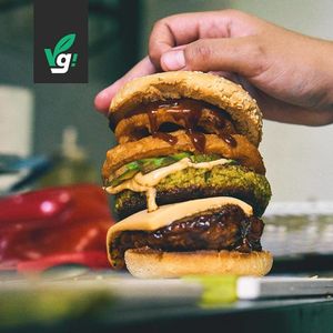 Satánica Bronto - falafel
Double burger (seitan, falafel) + double vegan cheese + onion ring + avocado + BBQ

OMG! at Vg Burger in Santiago