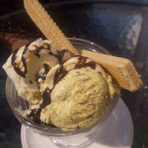 3 different icecream with chocolate sauce at Vg Burger in Santiago