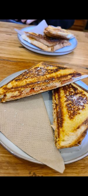 Home-made baked beans, vegan ham, and cheese 🫘 at Union Kiosk in Melbourne