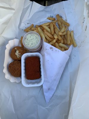 Vegan bami, vegan cheese and ham, vegan videe kroket and vegan cocktail sauce and vegan tartar sauce. Eating outside because of covid but still enjoying this a lot!  at Frituur Chips in Antwerpen