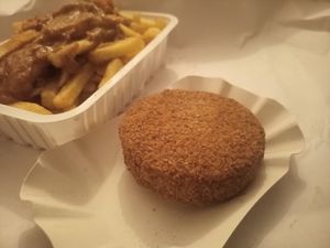 Small fries with (veggie) peanut sauce, bamihap at Frituur Chips in Antwerpen