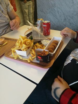 Mini loempia's, bitterballen, falafel burger, tartaarsaus and the small fries at Frituur Chips in Antwerpen