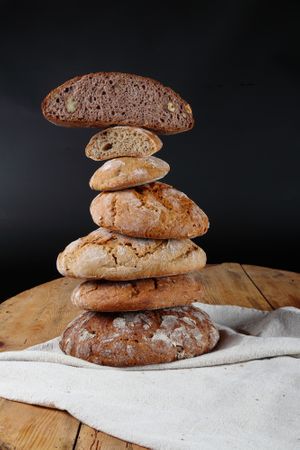 Regiokorn Brote (mit über 80% Südtiroler Getreide gemacht). Unser gesamtes Brot ist vegan.
Tutto il nostro pane è vegano. at Profanter in Bressanone