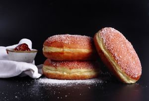 Vegane Dinkel-Faschingskrapfen mit Hagebutten Marmelade.
Krapfen vegan di farro spelta e rosa canina. at Profanter in Bressanone