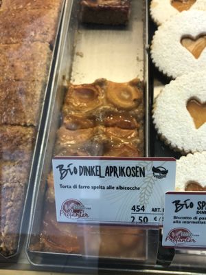 small vegan label in the top right corner on most pastries at Profanter in Bressanone