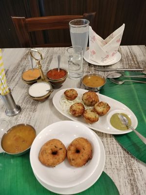 Gulliyappa y Medhi Vadai at Dasaprakash in Jaipur