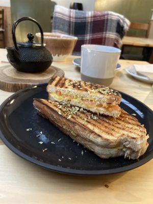Tosta de queijo vegan e tomate at Terrarea in Matosinhos